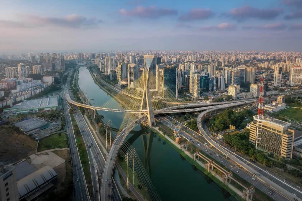 Vista aérea da Ponta Octavio Frias de Oliveira (Ponte Estaiada) no Rio Pinheiros, em São Paulo