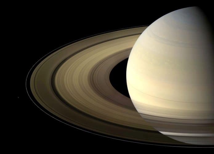 Saturno, com destaque nos anéis