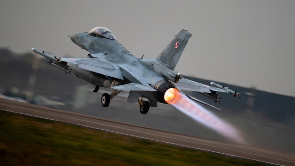 Caça militar F-16.