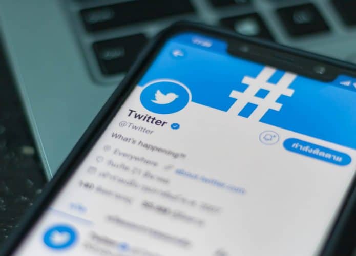 Aplicativo do Twitter aberto no smartphone.