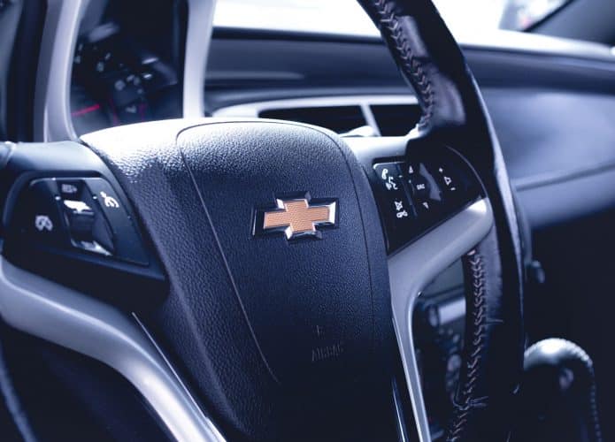 Logotipo da GM/Chevrolet em destaque no volante de um Camaro RS 2013