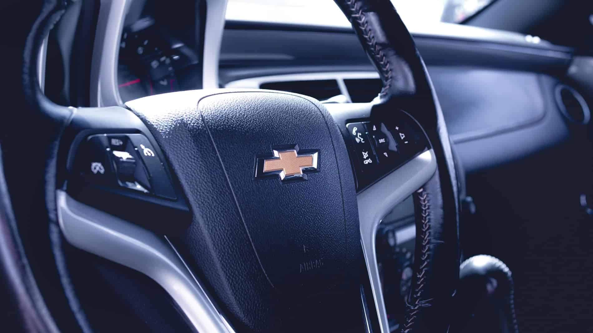 Logotipo da GM/Chevrolet em destaque no volante de um Camaro RS 2013