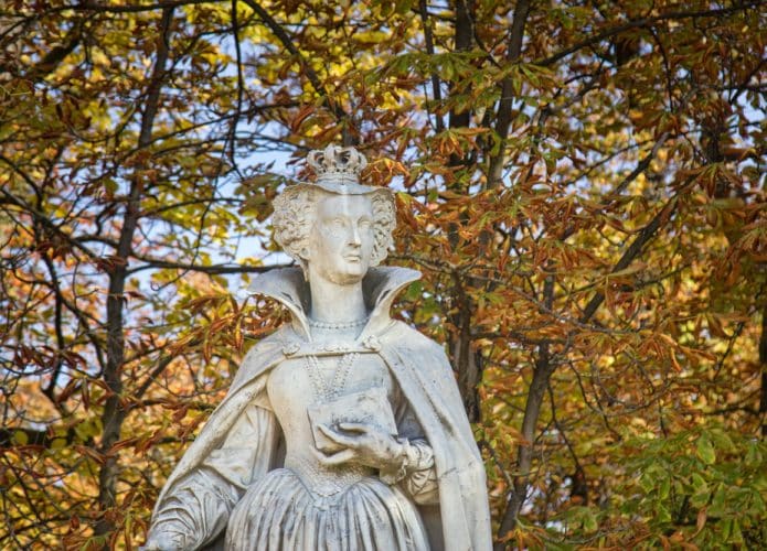 Estatua de Mary Stuart, Rainha da Escócia, nos Jardins de Luxemburgo em Paris. (Crédito: Maximillian cabinet / Shutterstock)