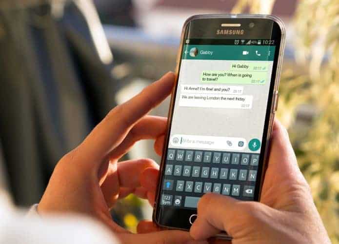 Conversa do WhatsApp aberta na tela de um smartphone.