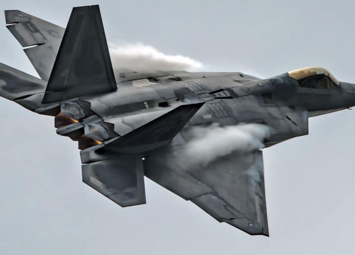 Caça militar F-22 em ação