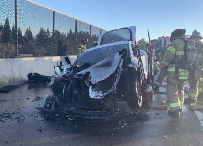 Tesla pega fogo sozinho na Califórnia