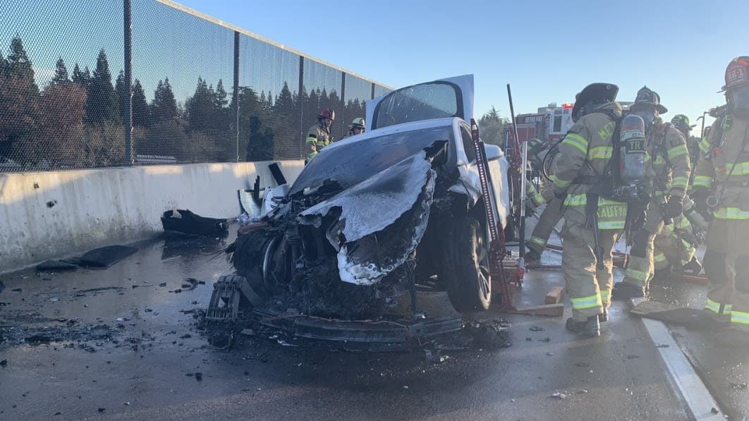 Tesla pega fogo 'sozinho' e precisa de 23 mil litros de água para apagar incêndio