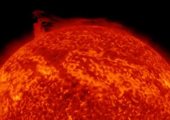 Filamento do Sol em vortice sobre o polo Norte da estrela