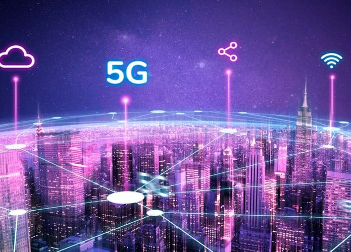 Cidade com ilustrações de aplicações do 5G sobre ela