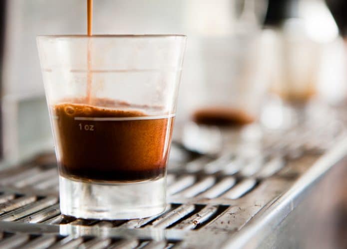 Fila de café espresso em cafeteira