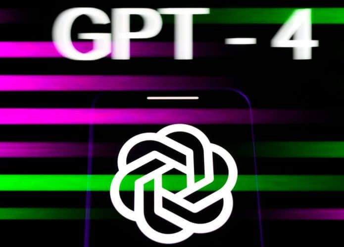 Logomarca da OpenAI abaixo de um letreiro escrito GPT-4