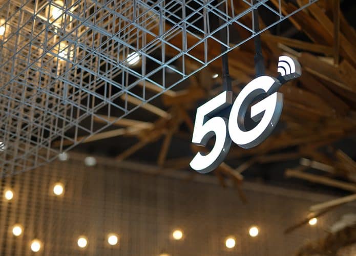 Letreiro de 5G pendurado em fachada de prédio