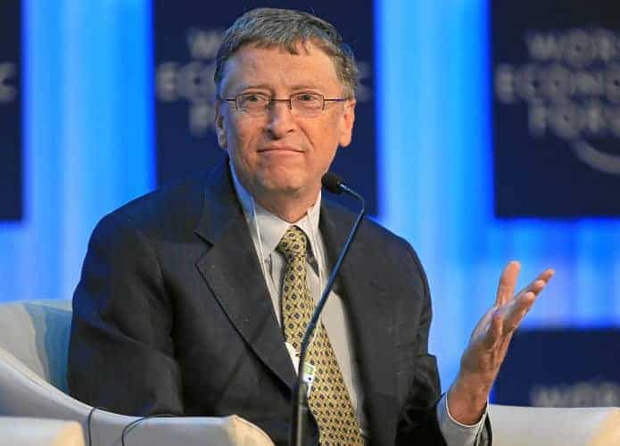 Bill Gates sentado durante evento