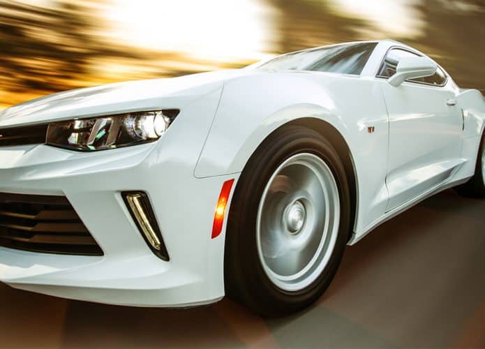 Frente de Camaro enquanto carro anda numa estrada
