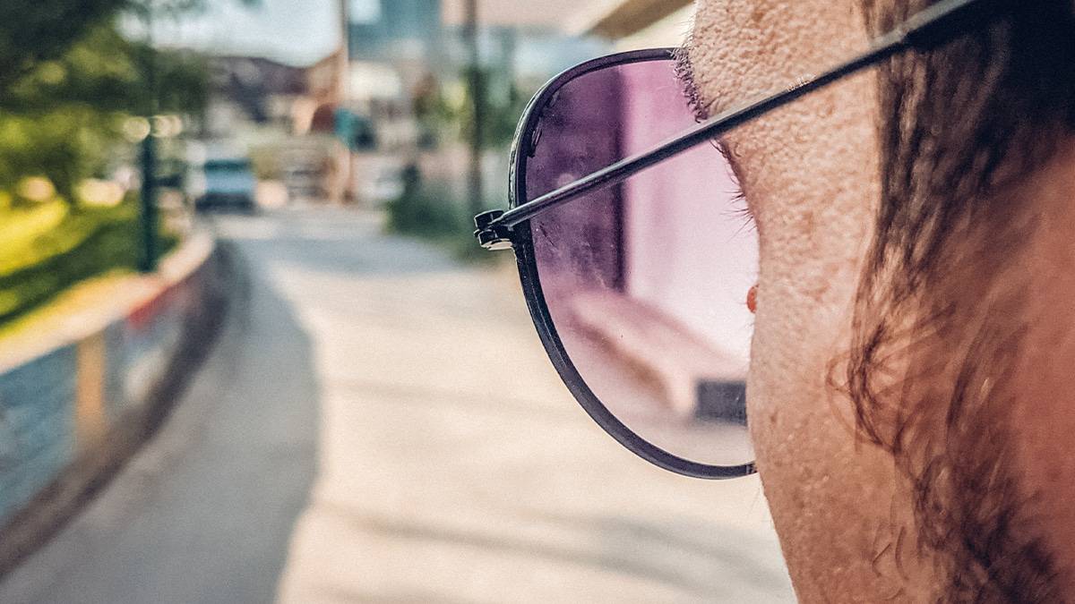 Pessoa de óculos com filtro de cor na rua