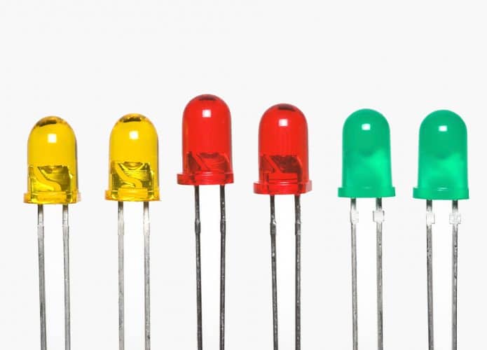 LEDs amarelos, vermelhos e verdes lado a lado, em pares