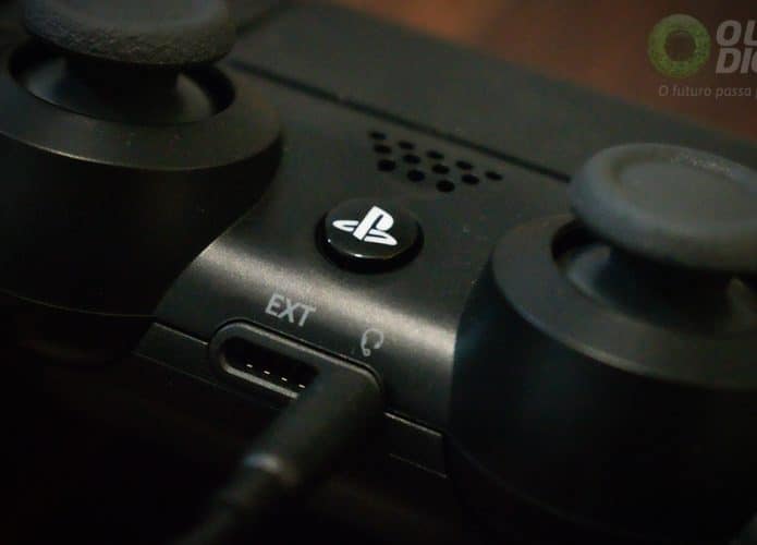 Conector do fone de ouvido conectado a um controle de PS4