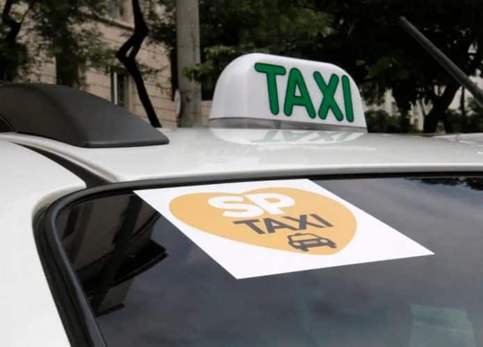 Adesivo do SP Taxi colado no parabrisa de um táxi