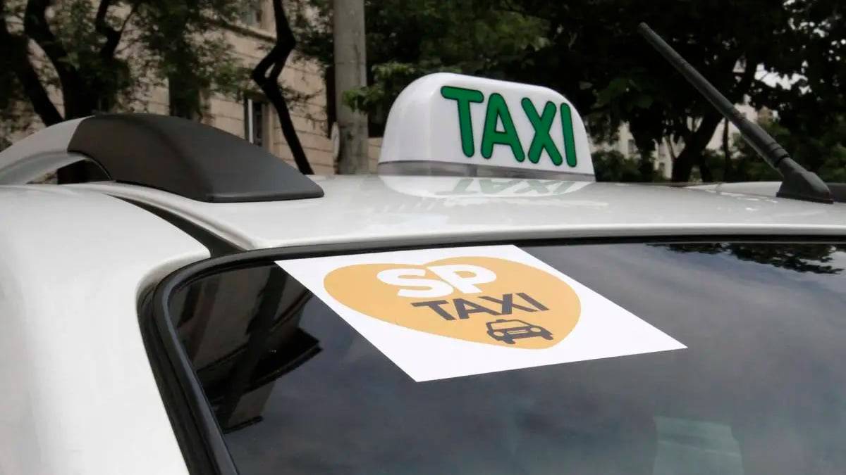 Adesivo do SP Taxi colado no parabrisa de um táxi