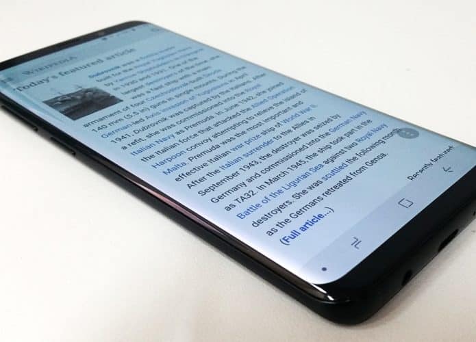 Galaxy S9, da Samsung, com página da Wikipedia aberta