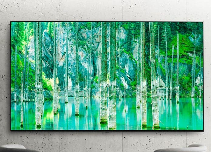 TV LG QNED fixada em parede