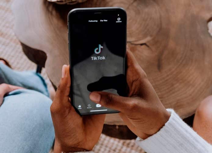 Pessoa acessando TikTok pelo celular
