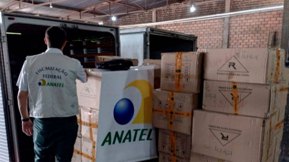 Apreensão de carregadores piratas realizada pela Anatel e Receita Federal