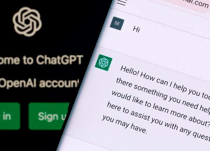 Trecho de conversa com ChatGPT em celular com tela de login no chatbot aberta em tela ao fundo