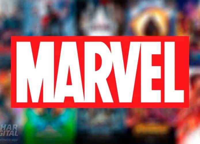 Logomarca da Marvel em frente a pôsteres dos filmes