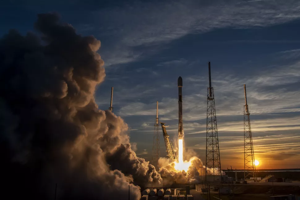 Lançamento de Falcon 9 no por do Sol. (Credito: (Crédito da imagem: SpaceX via Twitter)