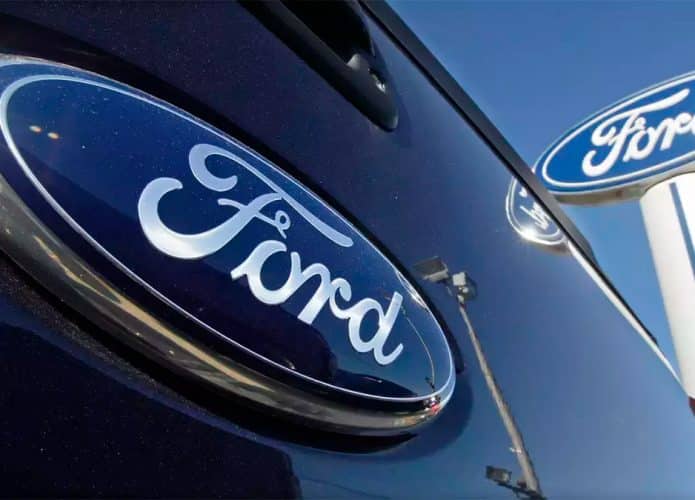 Logos da Ford em carro e placa