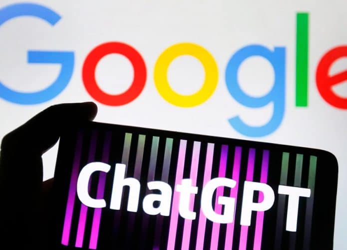 Pessoa segurando celular com logomarca do ChatGPT em frente tela com logomarca do Google