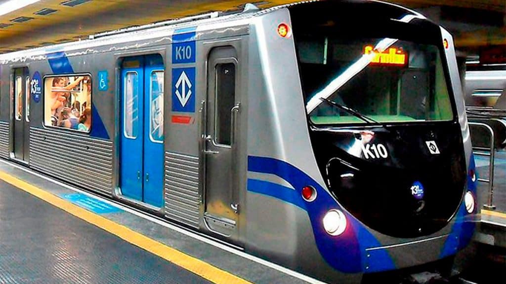 Cabine de uma composição de metrô de SP