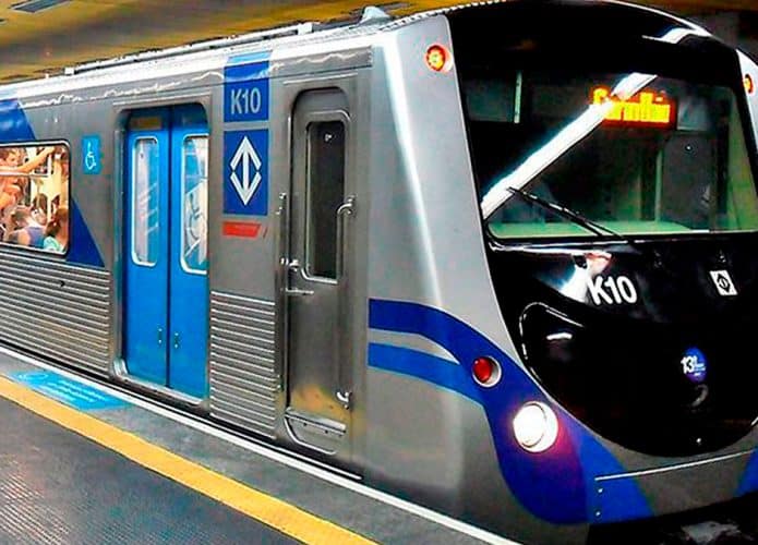 Cabine de uma composição de metrô de SP