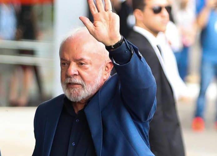 Lula vai fechar 20 acordos na China