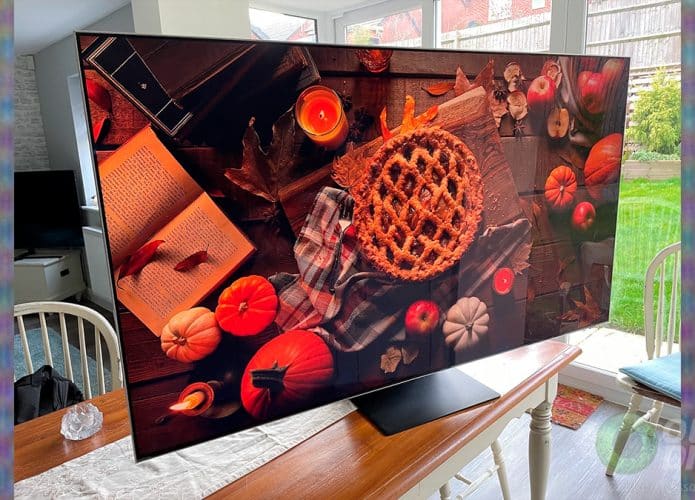 TV com tela AMOLED em cima de rack