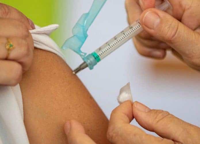 Pessoa recebendo dose da vacina bivalente contra Covid-19