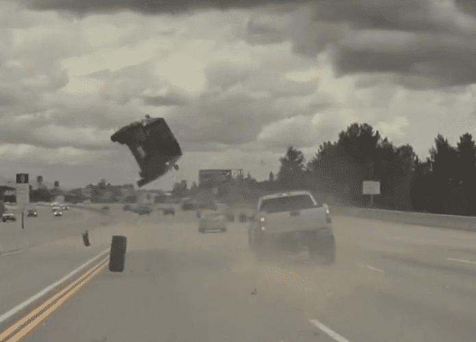 Carro voando sobre rodovia nos EUA em acidente