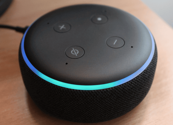 Visão de cima do aparelho Echo Dos da Amazon com Alexa
