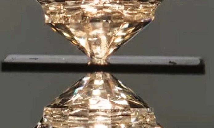 Para submeter o material a altas pressões ele era post sob uma bigorna de diamante