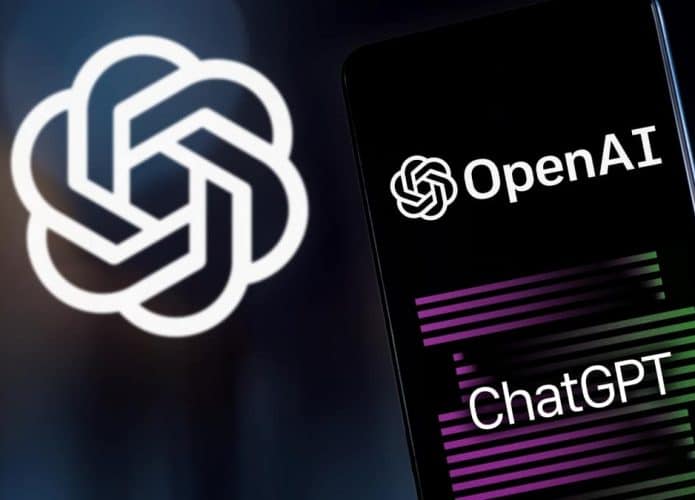Celular com logomarcas da OpenAI e ChatGPT na tela e logomarca da OpenAI ao fundo