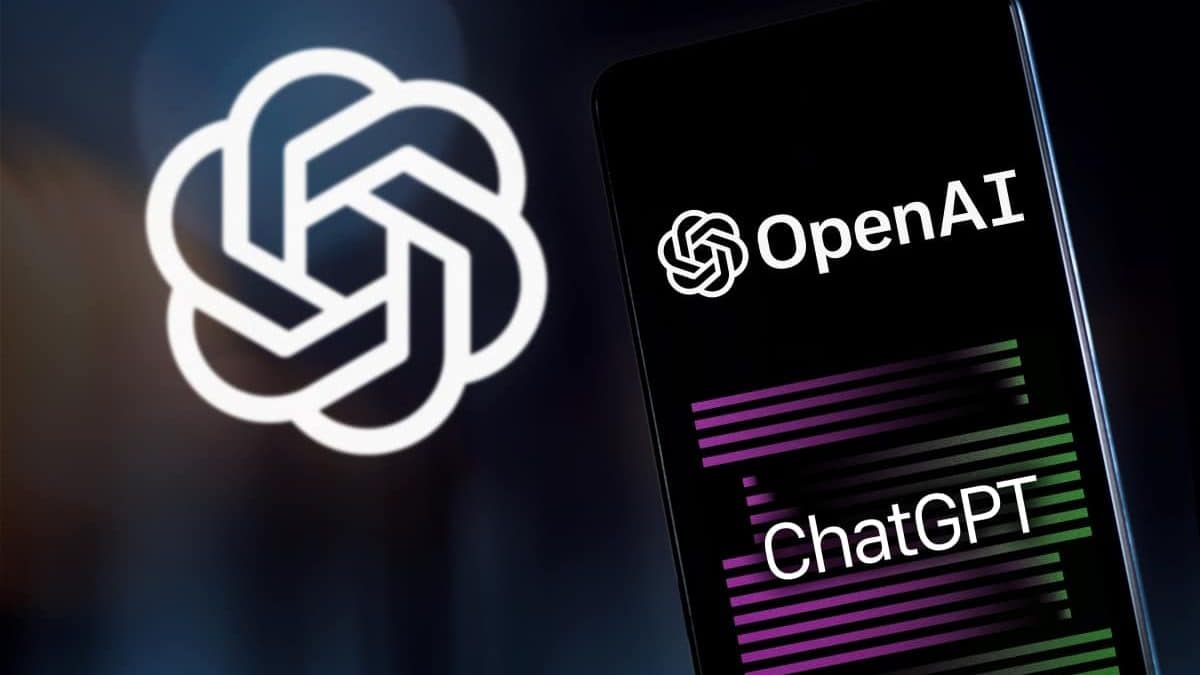 Celular com logomarcas da OpenAI e ChatGPT na tela e logomarca da OpenAI ao fundo