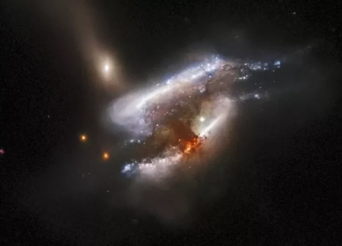 Colisão de três buracos negros colidindo capturados pelo Hubble (Credito: ESA/NASA)