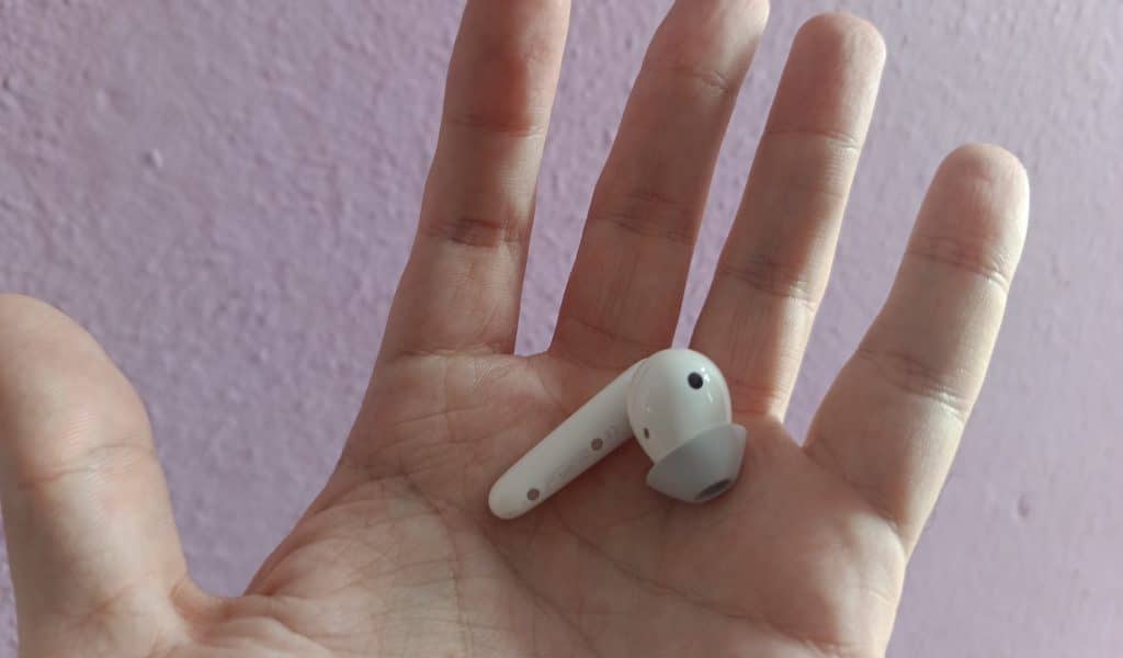 Fone esquerdo do FreeBuds SE da Huawei. Imagem: Daniel Junqueira/Olhar Digital