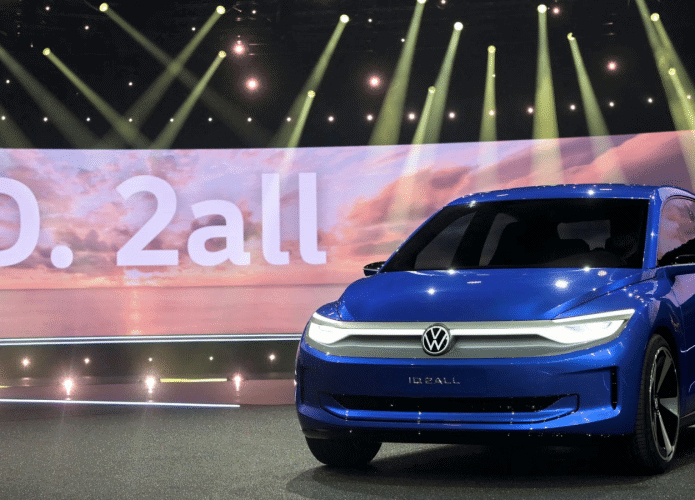 A Volkswagen apresentou seu novo carro elétrico, em Hamburgo, Alemanha, nesta quarta-feira (15).