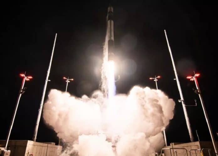 lancamento-electron-rocket-lab-695x500
