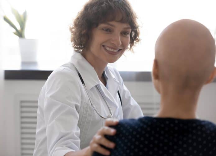 Médica apoia paciente com leucemia