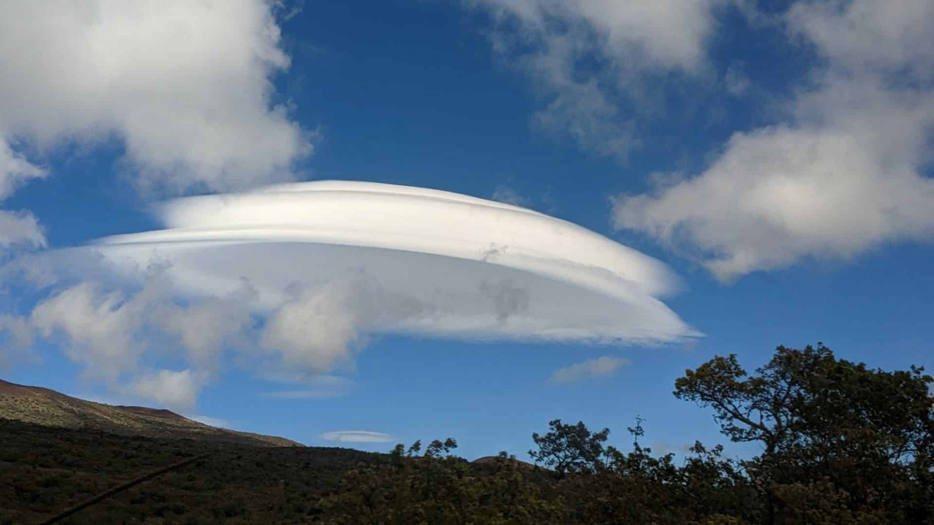 Observadores avistaram nuvens parecidas com OVNIs no Havaí acima dos vulcões Mauna Kea e Mauna Loa