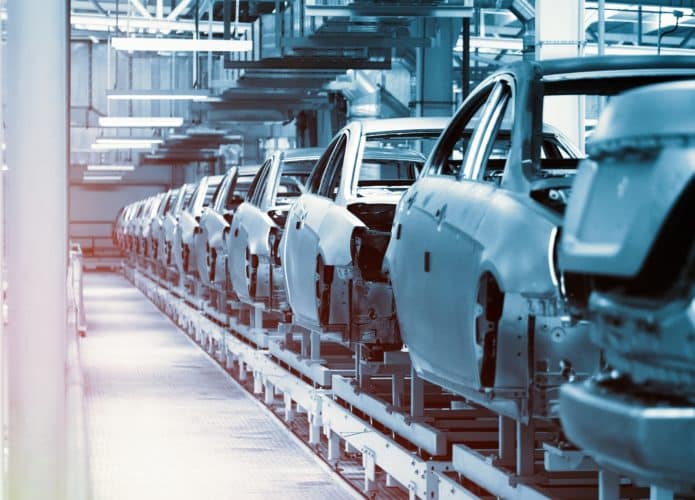 Carrocerias de veículos na linha de montagem; fábricas de produção de carros; indústria automotiva