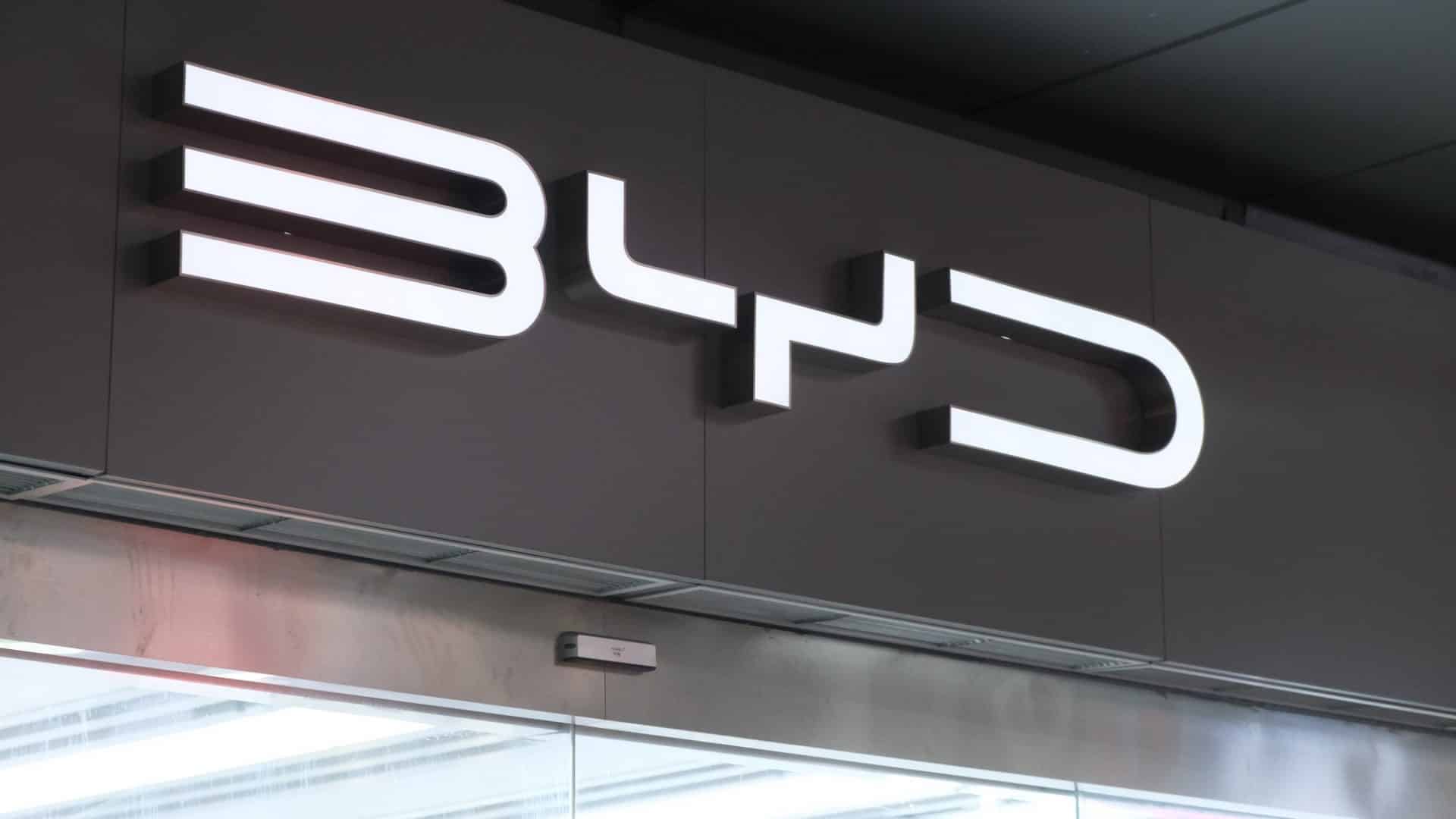 Fachada de loja da BYD com logomarca da fabricante no topo da entrada